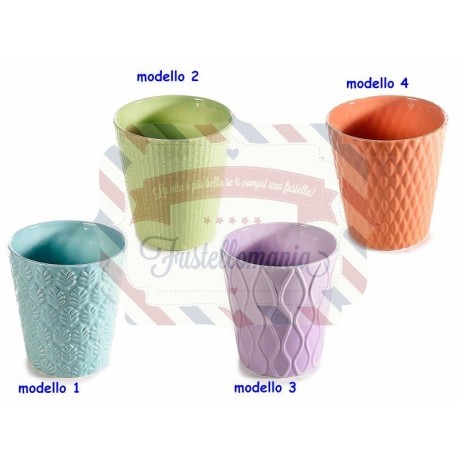 Vaso in ceramica colorata con decori in rilievo tono su tono modello a scelta